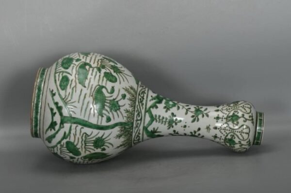 Ming Dynasty, Wanli green-glazed garlic-shaped vases - Image 2